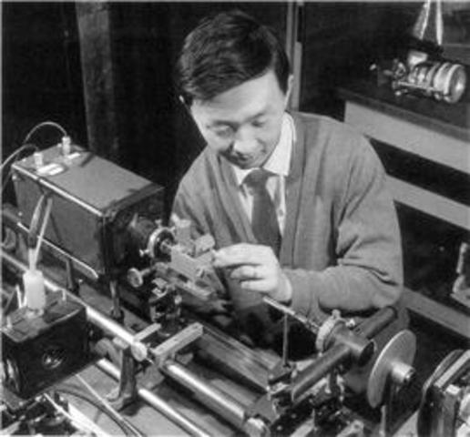 CHARLES KAO UTILIZA POR PRIMERA VES LA FIBRA ÓPTICA PARA CONVERSACIONES TELEFONICAS