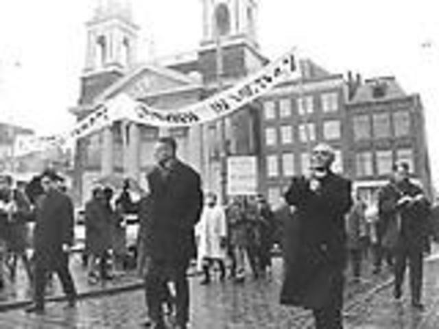 priesters en predikanten demonstreren tegen vietnamoorlog