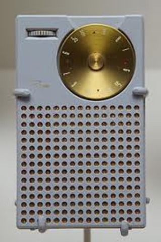 POCKET TRANSISTOR RADIO (Regency)
