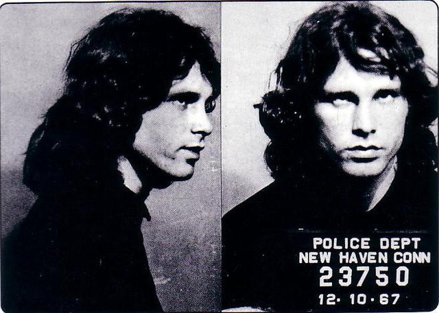 Jim Morrison de ser arrestado en el escenario en New Haven