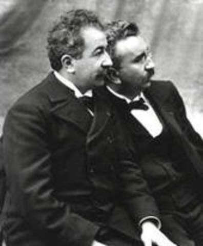 Auguste y Louis Lumière  crean el Cinematógrafo