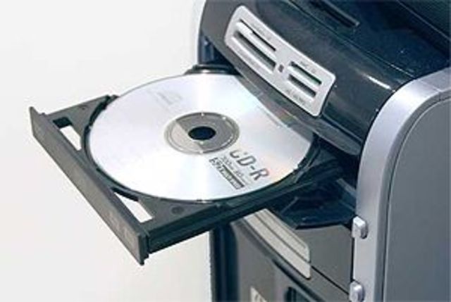 Se inventa el disquete.