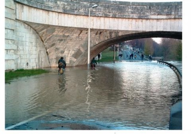Après les intempéries meutrières dans le sud, la Loire déborde