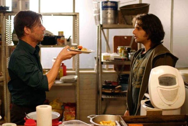 Shayn zeigt Zinos das Essen