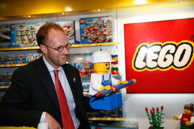 The LEGO factory accumulates 40 members.