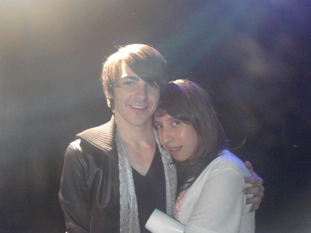 Tomarme una foto con Drake Bell.
