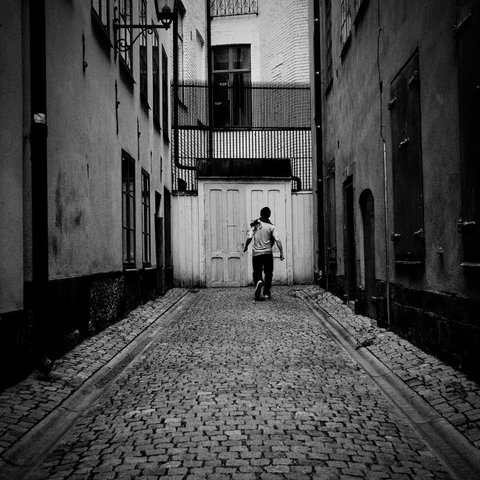 Simón escapa a su casa y vives con maestro.