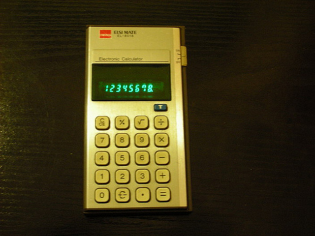 TEXAS INSTRUMENTS UTILIZA UN MICROPROCESADOR EN UNA CALCULADORA DE BOLSILLA.DA LUGAR A LA 4ª GENERACION DE LOS ORDENADORES .