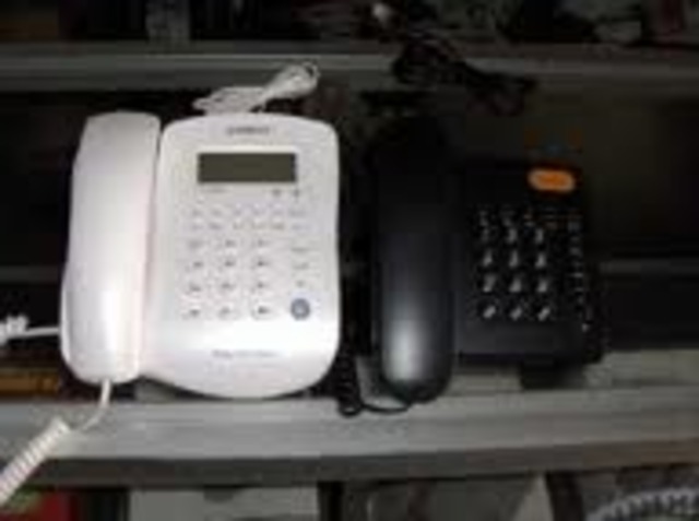 Charles Kao utiliza por 1ª vez fibra óptica para conversacionestelefónicas.