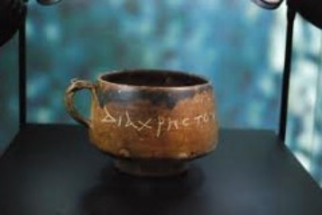 Primeras producciones de vasijas de piedra y de metal