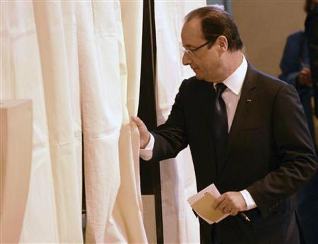 France's Hollande in strong parliament position