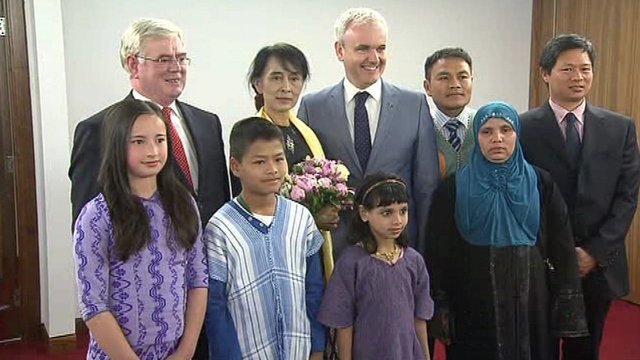 Burma's Aung San Suu Kyi leaves Ireland after awards