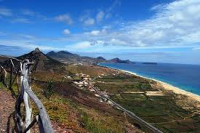 "Descoberta" de Porto Santo. Os navegadores João Gonçalves Zarco e Tristão Vaz Teixeira visitam esta ilha, iniciando a colonização portuguesa das ilhas atlânticas;