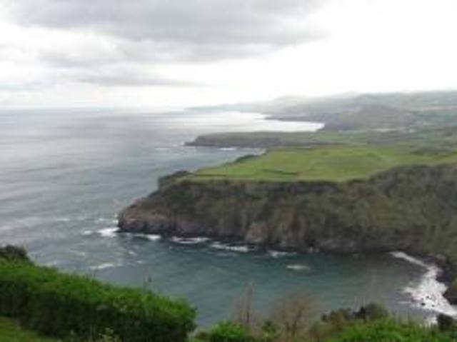 Descoberta dos Açores. Possivelmente no regresso de uma viagem pelo mar largo, o piloto Diogo de Silves desembarca em Santa Maria;