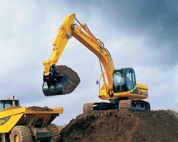 Начались земельные работы по выравниванию строительной площадки.