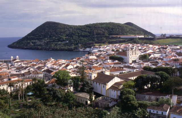 Gil Eanes e Afonso Gonçalves Baldaia descobriram a Angra dos Ruivos e chegaram à Costa do Ouro