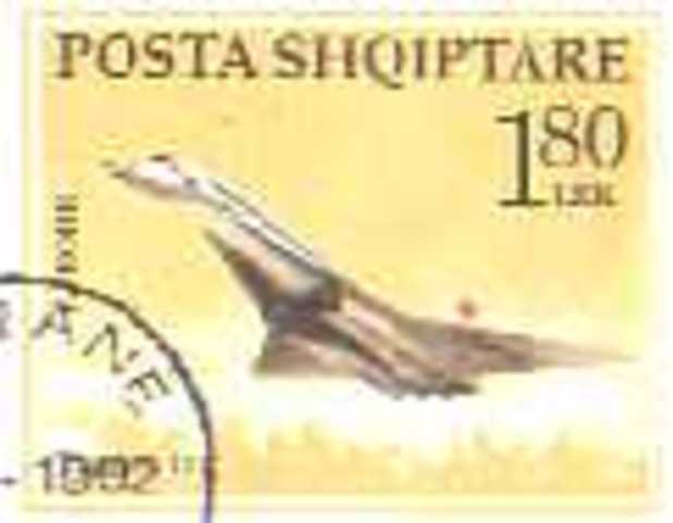 En France, premier vol du mirage 2000