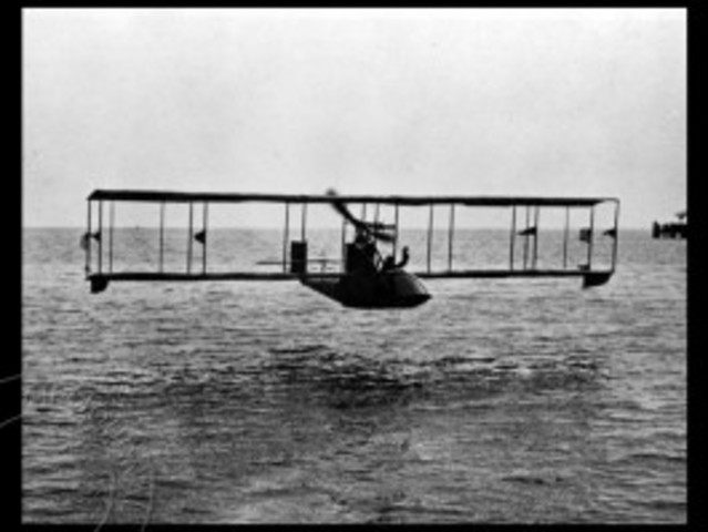 L'hydravion américain Benoist XIV inaugure le premier service régulier de passagers du monde