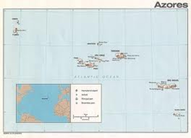Descoberta dos Açores. Possivelmente no regresso de uma viagem pelo mar largo, o piloto Diogo de Silves desembarca em Santa Maria;