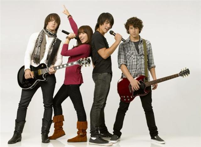 Demi Joins The Jonas Brothers