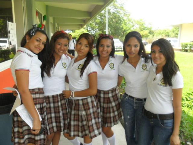 Entrada al ISENCO (: