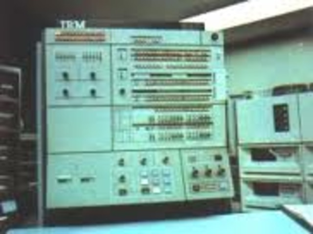 IBM inicia el uso de terminales conectados a un ordenador central.