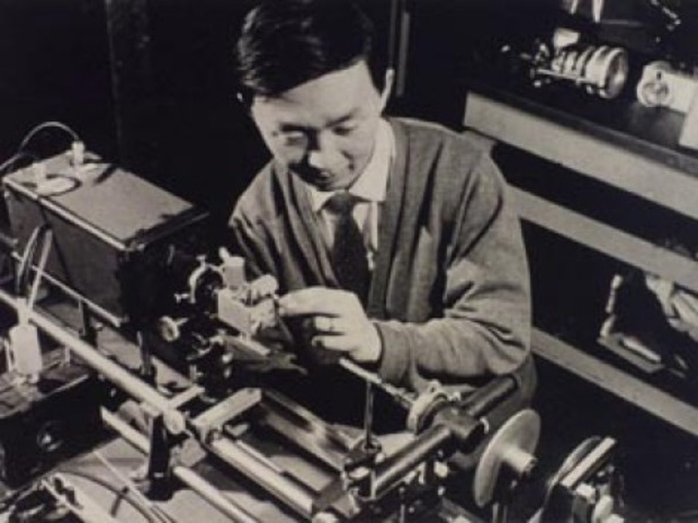 Charles Kao ulitiza por primera vez la fibra optica.