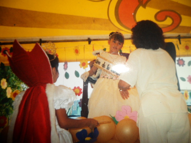 sali de reina de la primavera en la primaria