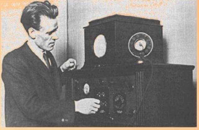 Philo Farnsworth inventa el televisor de rayos catódicos (TRC)