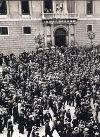 Caída de la monarquía constitucional.