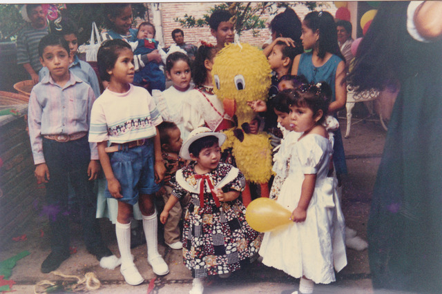 con mi familia y amigos en mi segundo año
