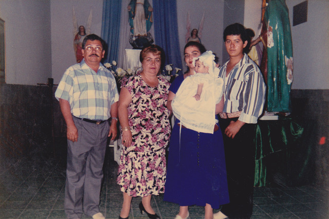 con mis abuelitos y mis papas en mi bautizo