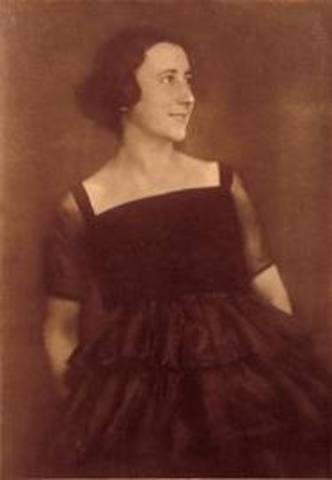 Edith Hollander-Frank is born