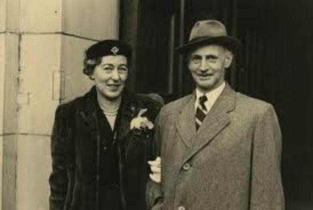 Otto Frank re-marries Elfriede Geiringer.