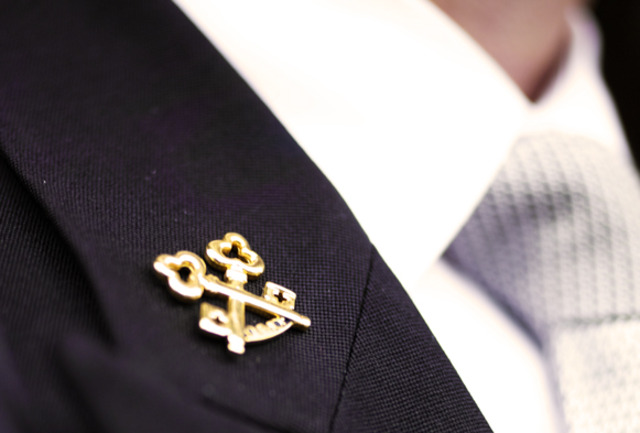 2 CONCIERGES RECIBEL SUS LLAVES DE ORO