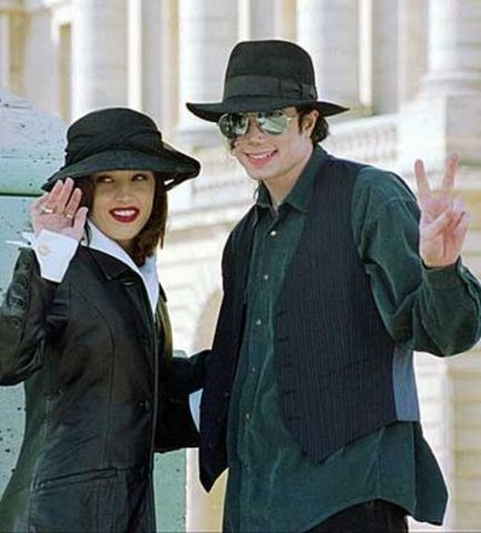 Marries Lisa Marie Presley