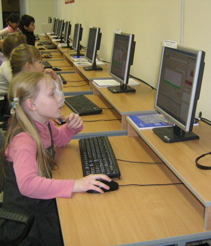 введение общеобразовательной информатики во все средние учебные заведения;