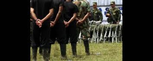 terminan los combates entre guerrillleros y paramilitares