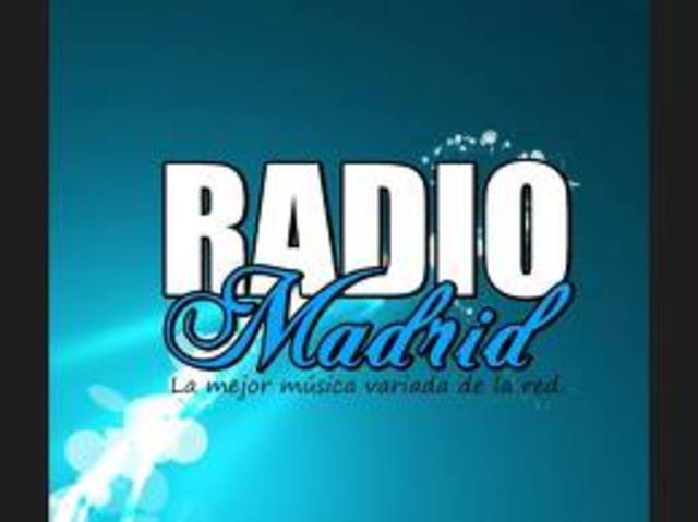 Publica sus primeros versos