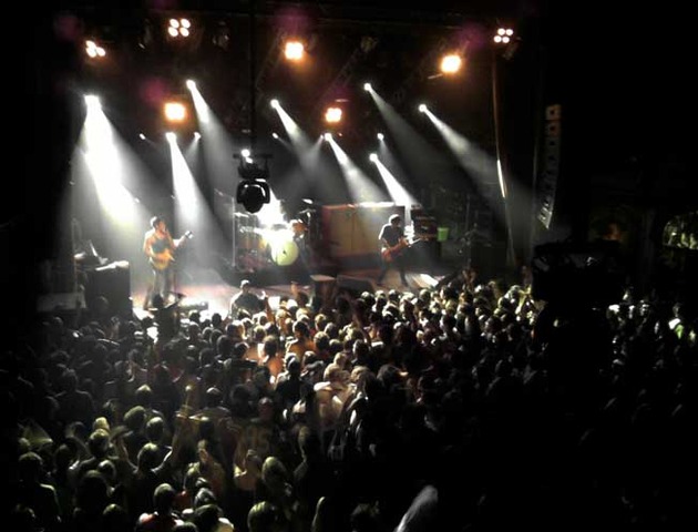 Divididos toca por primera vez en obras