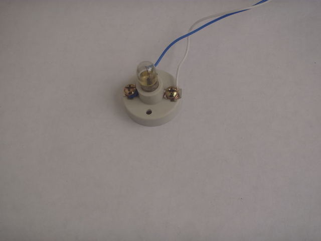 CONECTAR LOS CABLES A LA BOMBILLA