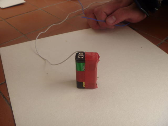 PEGAR EL CABLE A LA PILA