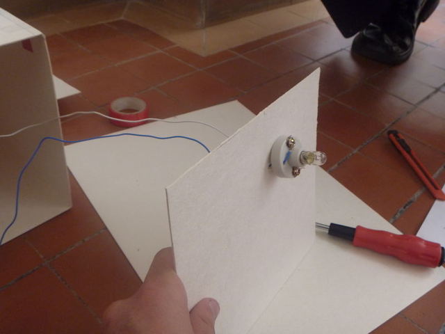 INSTALACION DE LA BOMBILLA EN LA CAJA