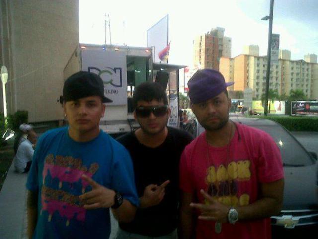 Compartiendo tarima con jutha y small