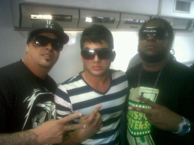 con yaga y mackie compartiendo tarima