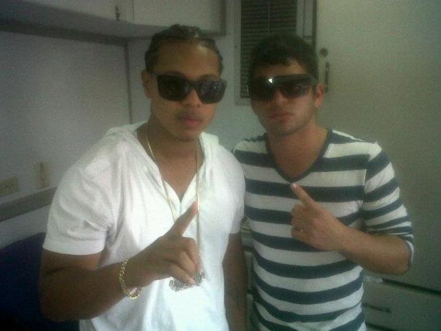 con fuego compartiendo tarima