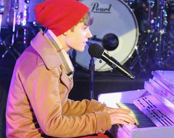 Fue uno de los artistas invitados al especial de Año Nuevo Dick Clark's New Year's Rockin' Eve