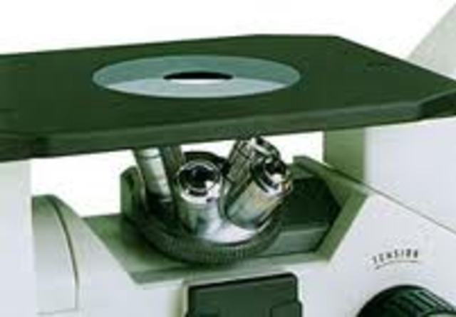 Ernst Leitz microscope is introduced with a revolving mount for 5 objectives