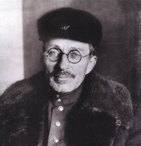 Поступил в начальное железнодорожное училище.