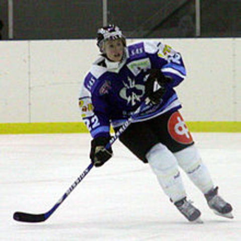 Canadian Olympian Hayley Wickenheiser first to score in hockey